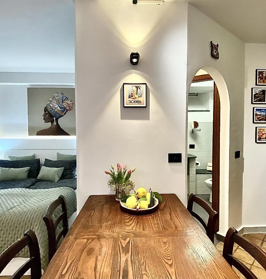 בית נופש הוילה טאורמינה Casa Siculi איטליה